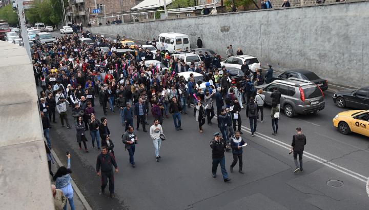Փողոցների փակումը կենտրոնից տարածվում է Երևանով մեկ. Ապրիլի 20-ի բողոքի ցույցերը. Լուսանկարներ. Թարմացվում է