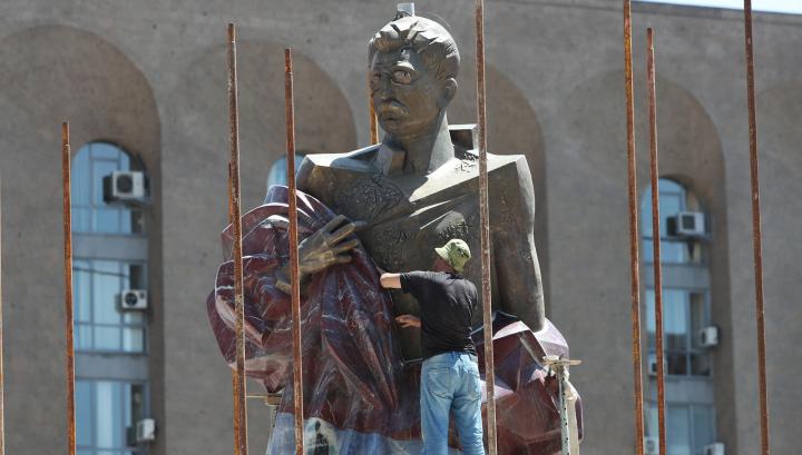Արամ Մանուկյանի «բազմաչարչար» արձանը. ֆոտոռեպորտաժ