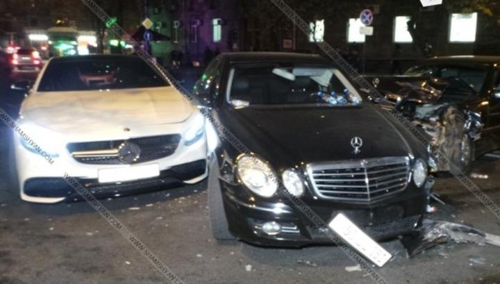 Երևանի կենտրոնում Mercedes-ի հետապնդումն ավարտվել է վրաերթով և մեքենաների ջարդով