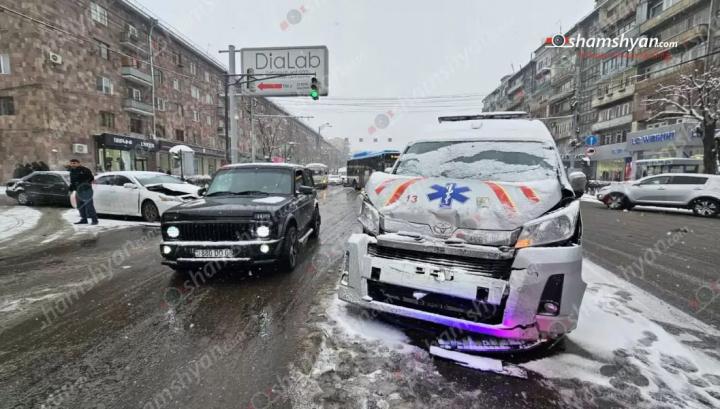 Երևանում շտապօգնության մեքենան բախվել է այլ մեքենաների