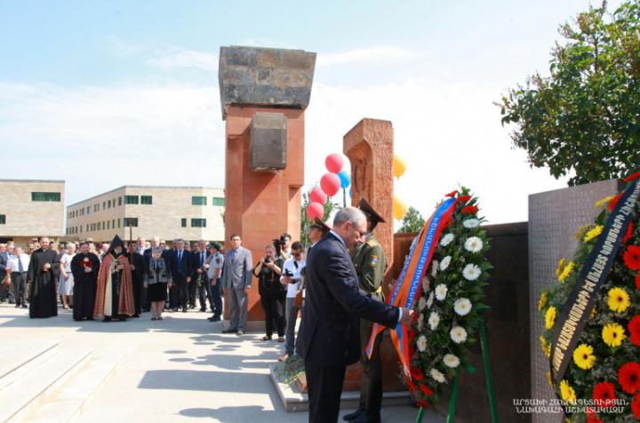 Բակո Սահակյանը ծաղկեպսակ է դրել անհեյտ կորած ազատամարտիկների հուշարձանին