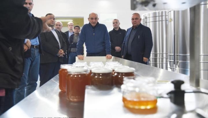 Բակո Սահակյանն այցելել է Վանք գյուղի մեղրի վերամշակման արտադրամաս