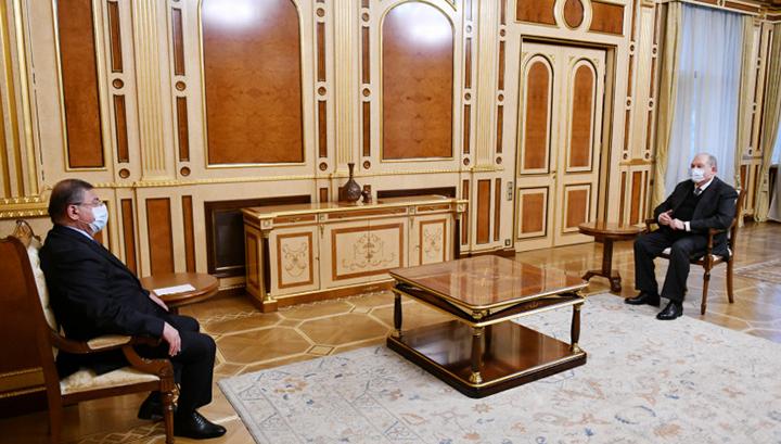 ՀՀ նախագահն արդեն սովորության է վերածել լուրջ  դեմքով ապօրինություններ գործելը. Էդգար Ղազարյան