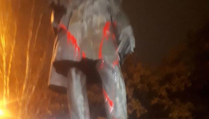 Երևանում Գրիբոյեդովի արձանի վրա կամիր ներկ են լցրել
