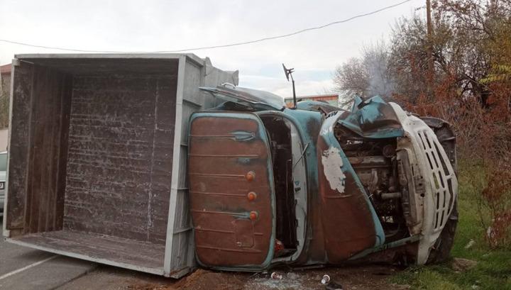 Աշտարակ-Գյումրի ավտոճանապարհին ավտովթարից բեռնատար է կողաշրջվել, կան տուժածներ