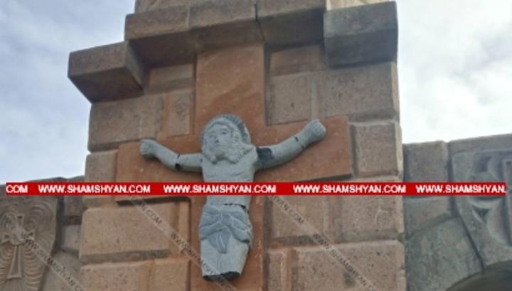 Երևանում կոտրել են Հիսուս Քրիստոսի բազալտե քանդակն ու գրառում են թողել․ shamshyan.com