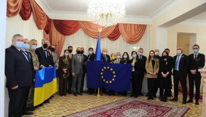 Հայաստանում ԵՄ դեսպաններն այցելել են Ուկրաինայի դեսպանատուն՝ աջակցություն հայտնելու