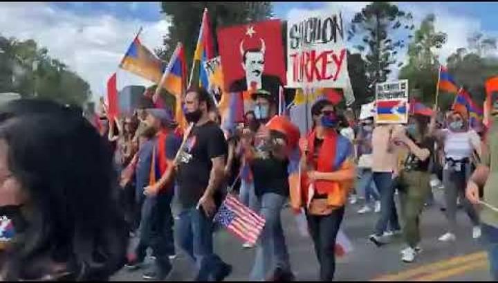 «Արցախը Հայաստան է»․ հայերի բողոքի ակցիան՝ Լոս Անջելեսում Ադրբեջանի հյուպատոսարանի առջև