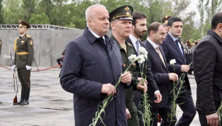 ՌԴ դեսպանն ու դեսպանատան ռազմական կցորդը ծաղիկներ են խոնարհել Ծիծեռնակաբերդի հուշահամալիրում