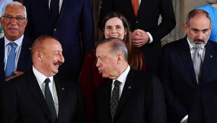 Փաշինյանը Հայաստանը վերադարձնում է Թուրքիայի ազդեցության տակ. այսպես են մեկնաբանում Պրահայի հավաքը ադրբեջանցիները