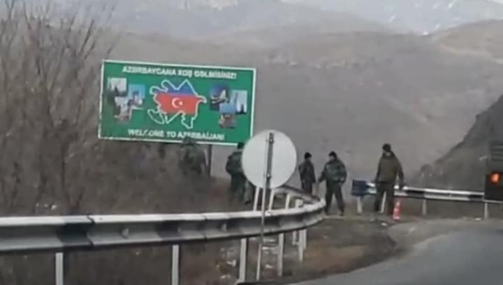 Թուրքերը Գորիս-Կապան ճանապարհին ցուցանակ են տեղադրում՝ «բարի գալուստ Ադրբեջան»