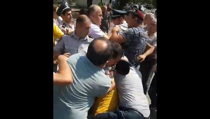 Լարված իրավիճակ և քաշքշուկ ոստիկանների և բնակիչների միջև Երևանում