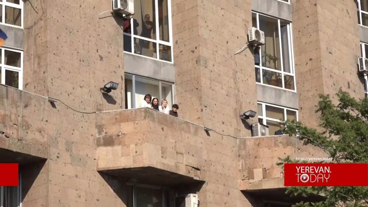 Նախարարությունների աշխատակիցները պատուհաններից և պատշգամբներից հետևում են «Դիմադրության» շարժմանը