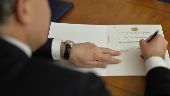 Արմեն Սարգսյանը հրամագրեր է ստորագրել փոխվարչապետ և նախարարներ նշանակելու մասին