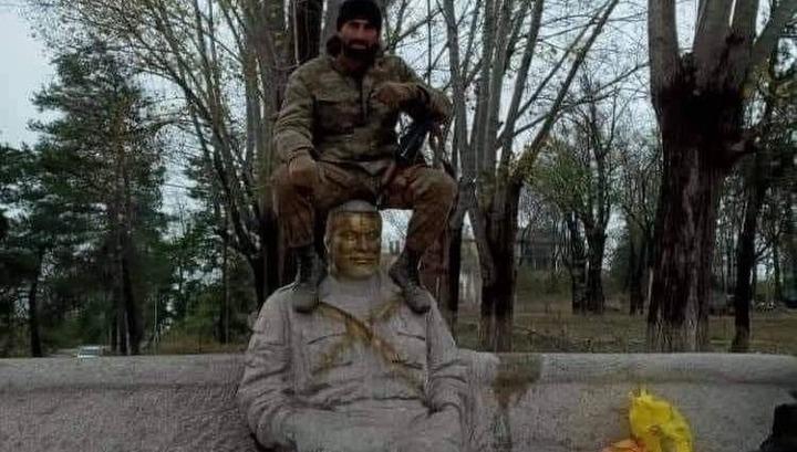 Ադրբեջանցիները Շուշիում պղծել են Սպարապետի հուշարձանը