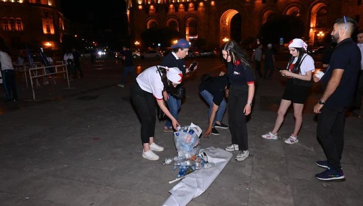 Երիտասարդները հանրահավաքից հետո մաքրել են Հանրապետության հրապարակը