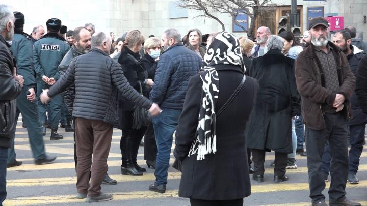 Անհետ կորած զինծառայողների հարազատները փողոց են փակել