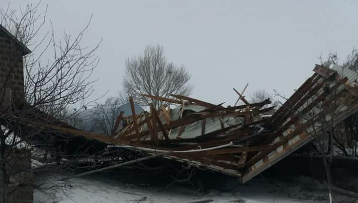 Ուժեղ քամու հետևանքով Երևանում վնասվել են շինությունների տանիքներ