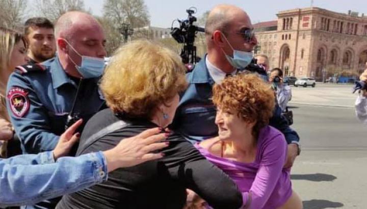Ոստիկանները քաշում էին Վազգեն Մանուկյանի կնոջ ձեռքերից եւ պարանոցից, որպեսզի բերման ենթարկեն
