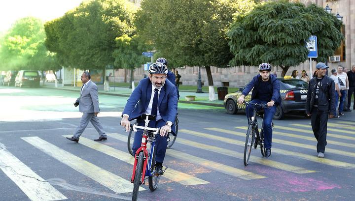 Հեծանիվով երթևեկող վարչապետից բան չի մնացել․ «Իրատես»