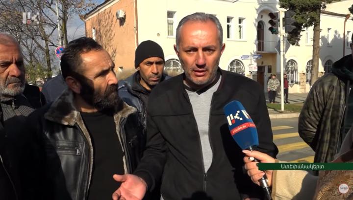 Անհետ կորածների հարազատները Ստեփանակերտում փողոց էին փակել