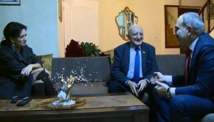 Վարչպետը տիկնոջ հետ 91-ամյակիա առթիվ այցելել են Հովհաննես Չեքիջյանին