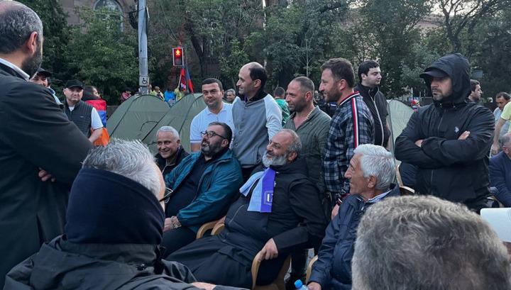 Բագրատ Սրբազանն ու բողոքի ակցիայի մասնակիցնրեը գիշերը մնացել են Բաղրամյան պողոտայում