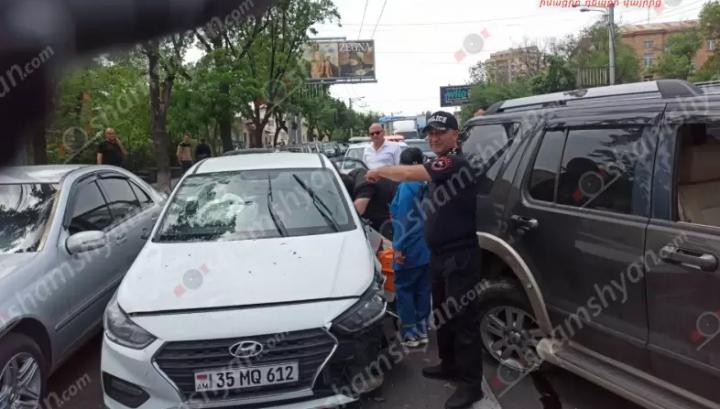 Շղթայական ավտովթար Երևանում․ 77-ամյա տատիկը Hyundai-ով բախվել է 2 Mercedes-ի, Chevrolet-ին, Honda-ին և Ford-ին․ shamshyan.com