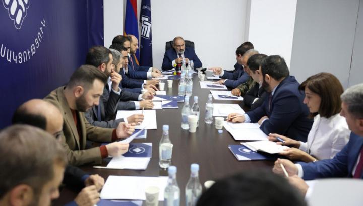 Փաշինյանը շիշ է նետել թիմակիցների ուղղությամբ. «Ժողովուրդ»