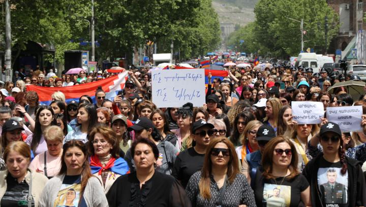 «Կանա՛յք, ոտքի՛, որ զոհեր չլինեն հանուն ոչնչի»․ Երևանում  կանանց երթը՝ լուսանկարներով