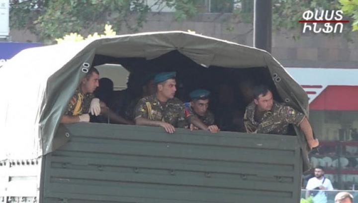 Զինվորական անշուք քայլերթի մասնակիցներին պողոտայից հեռացրեցին բեռնատարներով. pastinfo.am