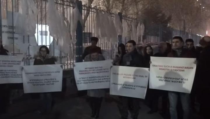 Բժիշկները բողոքի ակցիա են անում ՄԱԿ-ի գրասենյակի մոտ