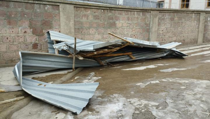 Ուժեղ քամու հետևանքով Երևանում և մարզերում տանիքներ, ծառեր են վնասվել