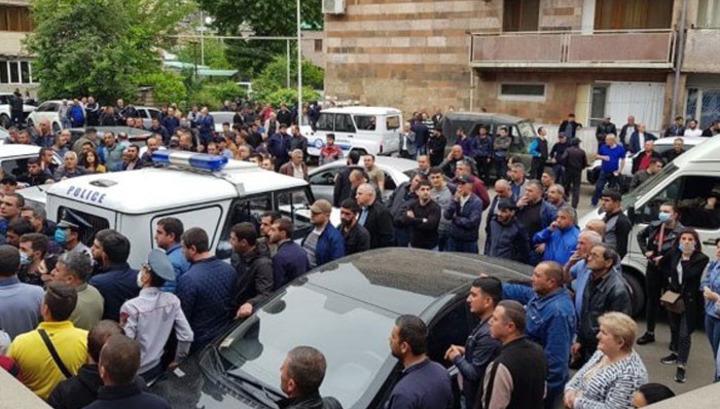 Yerevan.Today | Լարված իրավիճակ Կապանում. ոստիկանության բաժանմունքի մոտ է եկել Հունան Պողոսյանը