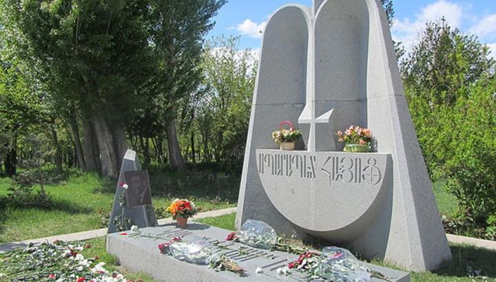 Եռաբլուրում ադրբեջանցին Վազգեն Սարգսյանի շիրմաքարի մոտ ծիսակարգ է արել, նրան բռնել են, ապա բաց թողել. 168.am