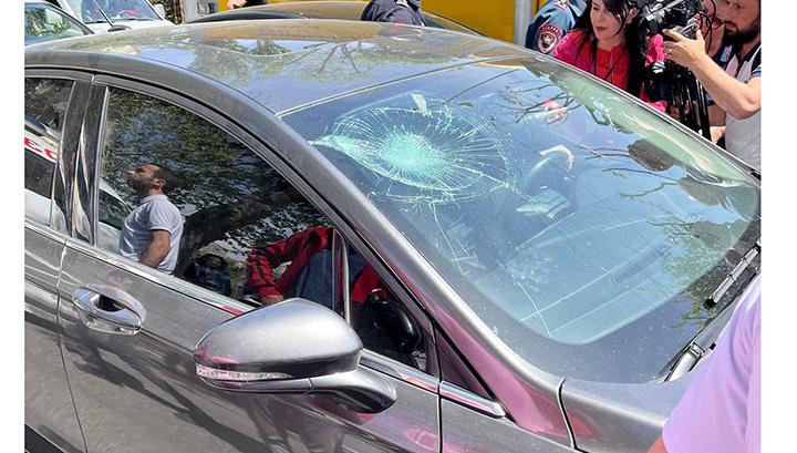 Կարմիր բերետավորը բռնցքի մի քանի հարվածով կոտրել է քաղաքացու մեքենայի դիմապակին