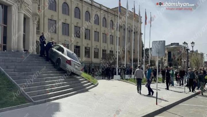 Գյումրիի քաղաքապետի դեմ բողոքի դուրս եկած քաղաքացին մեքենայով բարձրացել է քաղաքապետարանի աստիճաններին