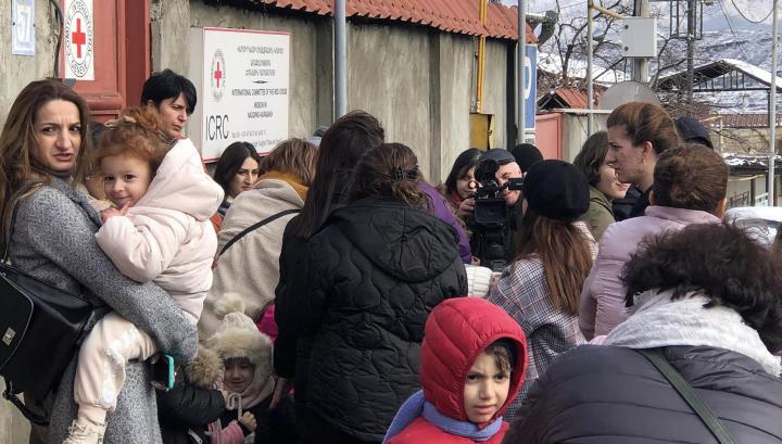 Արցախցի մայրիկները երեխաների հետ հավաքվել են Կարմիր խաչի միջազգային կոմիտեի շենքի դիմաց