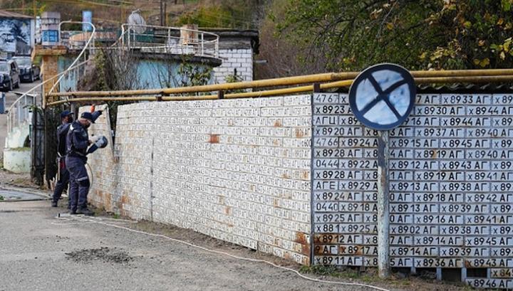 Ապամոնտաժվել է օկուպացված Վանք գյուղի պետհամարանիշներով հայտնի պատը