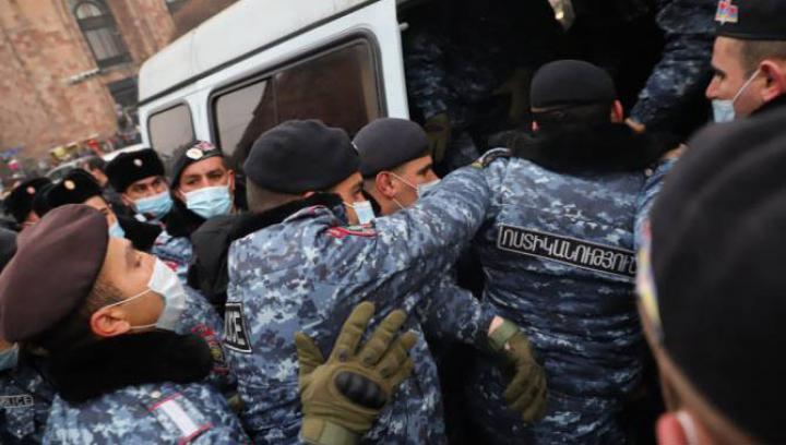 Երևանի տարբեր հատվածներից ոստիկանության բաժիններ է բերման ենթարկվել 21 քաղաքացի