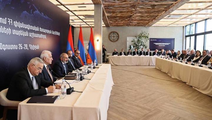 Վարչապետն դասեր է տվել, դեսպաններն էլ աշակերտի նման լսել են․ «Հրապարակ»