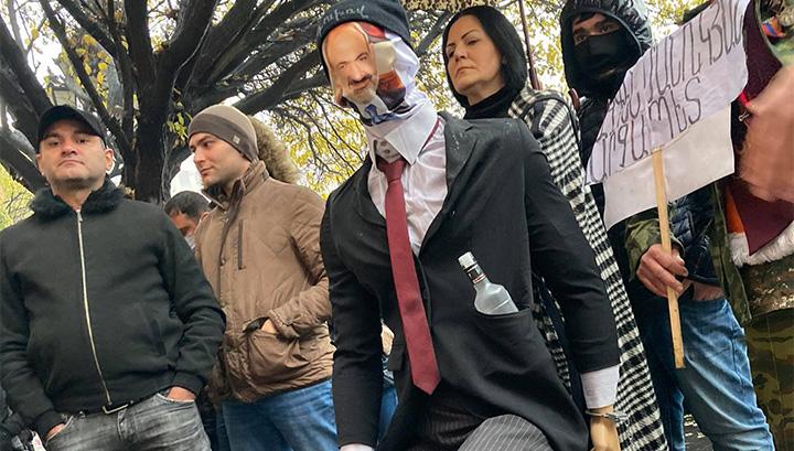 «Դուխով» գլխարկով և օղու շիշը գրպանը. ակցիայի մասնակիցները կառավարության շենքի մոտ էին բերել Փաշինյանի խրտվիլակը