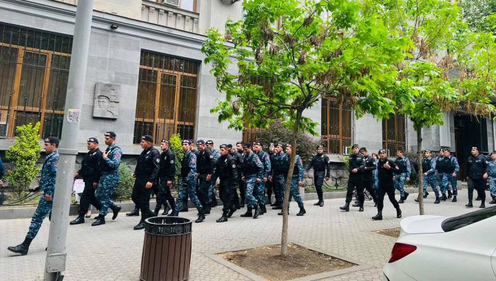 Լարված իրավիճակ է Դատախազության մոտ. Ոստիկանությունը հատուկ ջոկատայինների միջոցով փորձում է ցրել բողոքի ցույցը