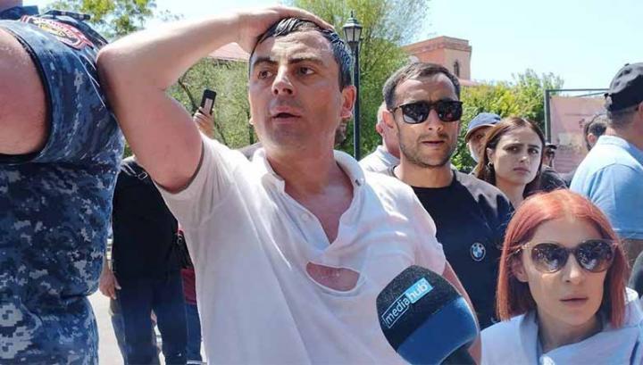 Ոստիկանները պատռել են Իշխան Սաղաթելյանի շապիկը