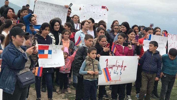 Արցախի Հաթերք գյուղի բնակիչները ի աջակցություն Հայաստանում տեղի ունեցող բողոքի ակցիաների երթ են կազմակերպել