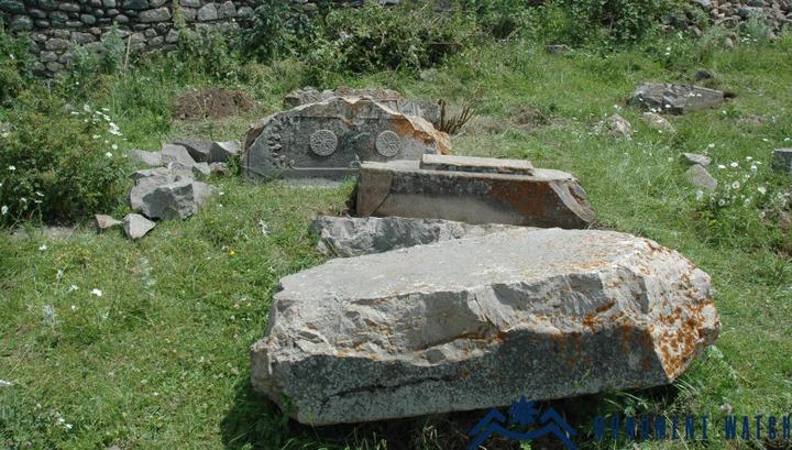 Թշնամին Շուշիում ոչնչացրել է երկու պատմական գերեզմանոցներ