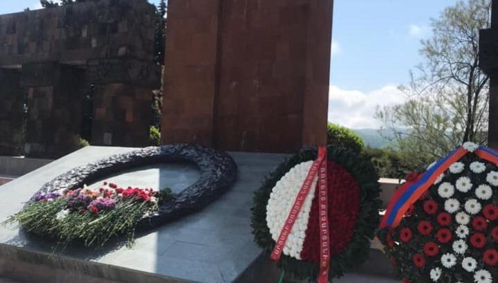 Ստեփանակերտի Եղբայրական գերեզմանին Ռոբերտ Քոչարյանի անունից ծաղկեպսակ են դրել