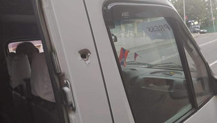 Լրագրողներին Մարտակերտ տեղափոխող մեքենան հրետակոծվել է թշնամու կողմից