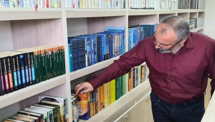 Ադրբեջանի ՄԻՊ-ն ընդունել է Դավիթ Բաբայանին. նրան ակնոց ու գրքեր են տրամադրել