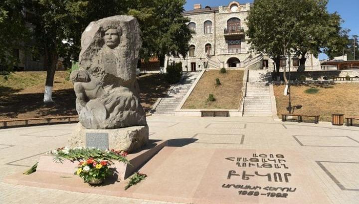 Ադրբեջանցիները Ստեփանակերտում ավիրել են Արցախի հերոս Բեկորի հուշարձանը